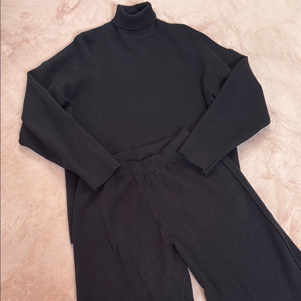 LA VOUTE Black Turtleneck and Pants Set